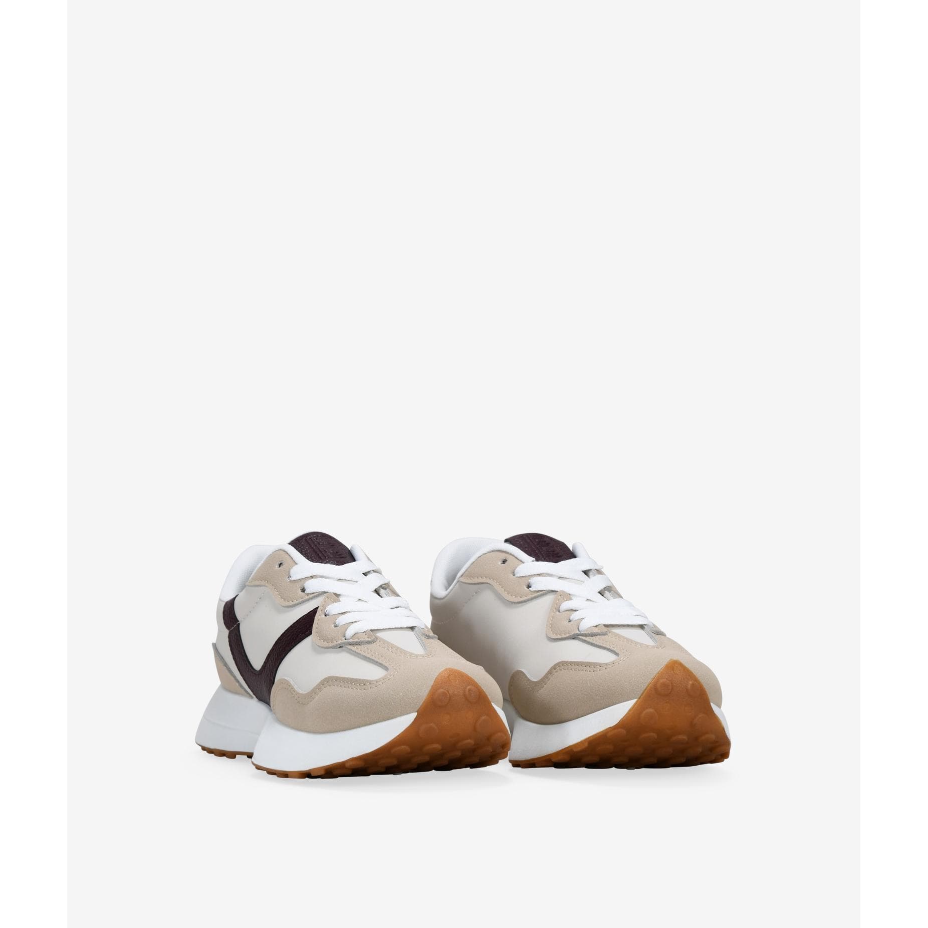 Bosanova Zapatillas deportivas para mujer con diferentes cortes retro y suela plana de 3 cm con tacos redondos. Cierre mediante cordones planos.