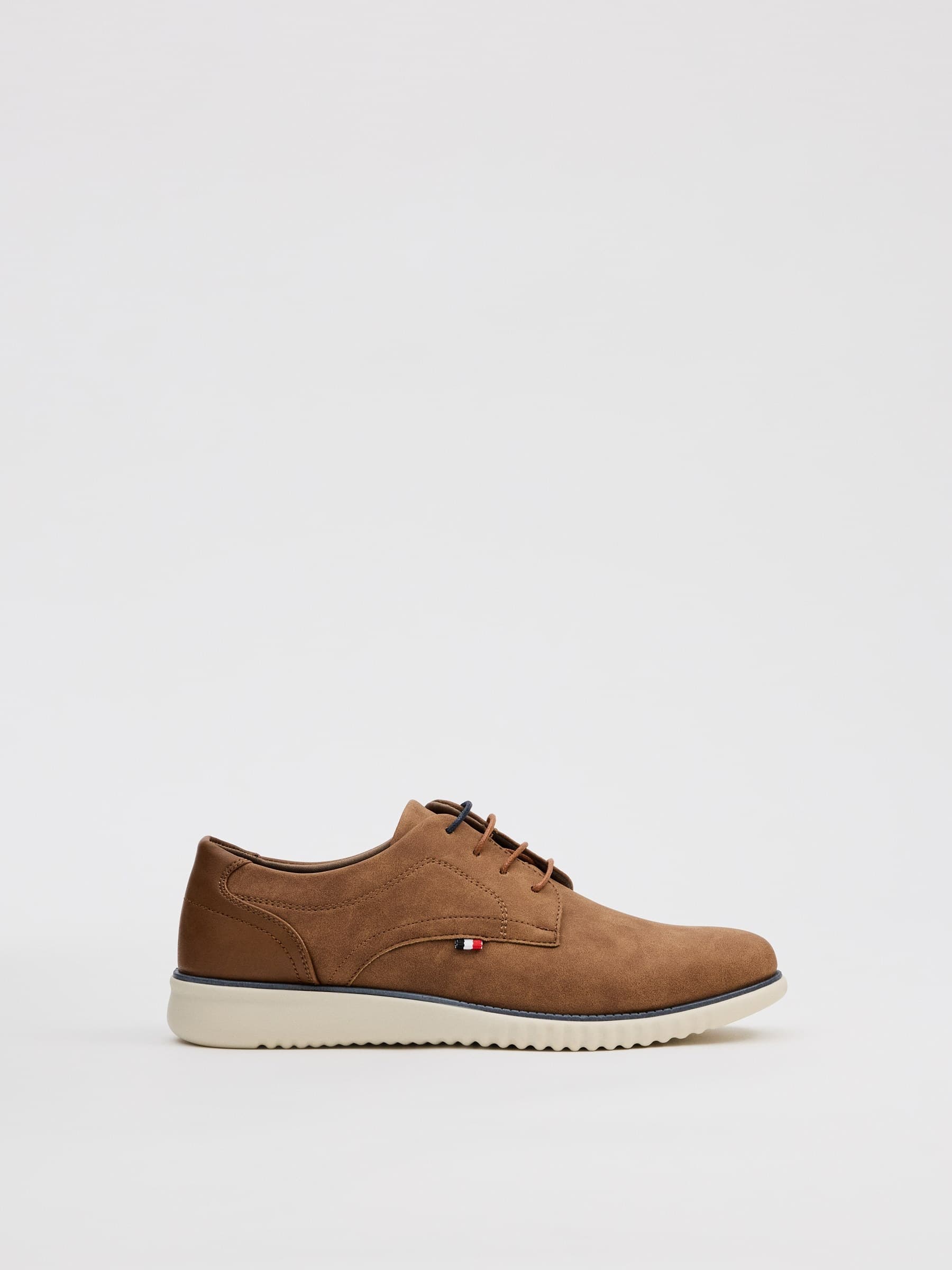 Zapato blucher marrón claro, polipiel suave, bordado sutil, suela cómoda, estilo clásico y versátil INSIDE