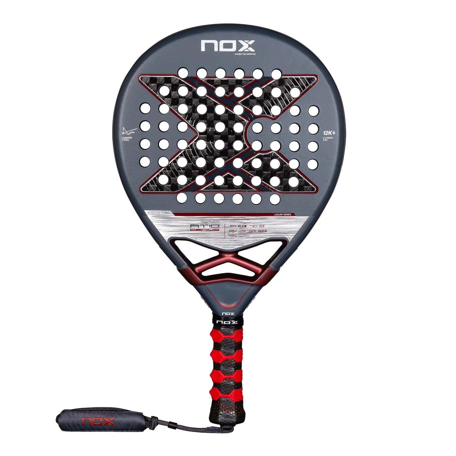 PALA NOX AT10 GENIUS 12K BY AGUSTIN TAPIA 2025, pala con forma de lágrima, planos de Carbono 12K con acabado rugoso y núcleo de goma Black EVA. Gran absorción de las vibraciones para un golpeo más cómodo y sólido.