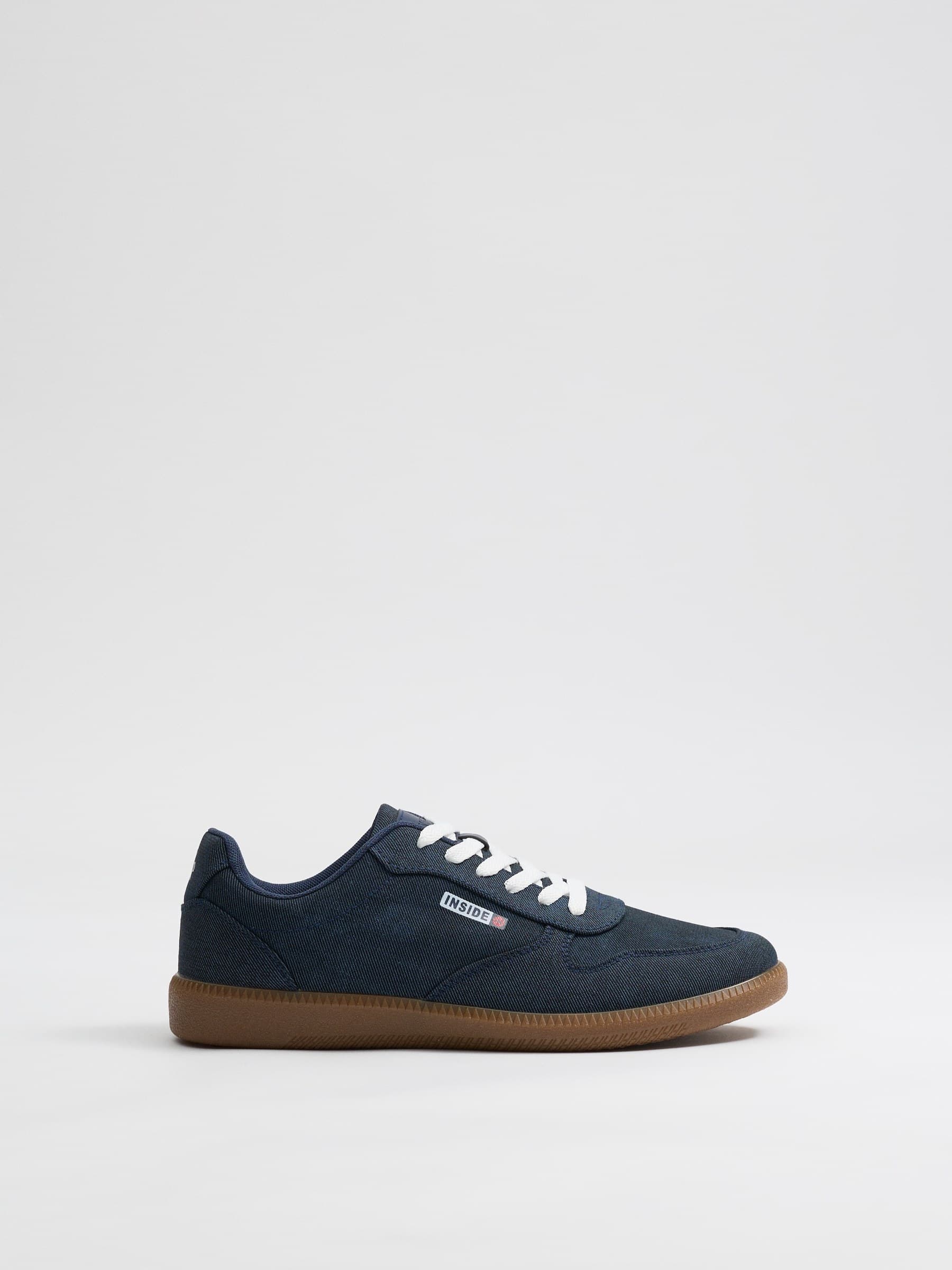 Zapatillas de lona azul acero, detalles en contraste, interior textil, ideales para looks informales INSIDE