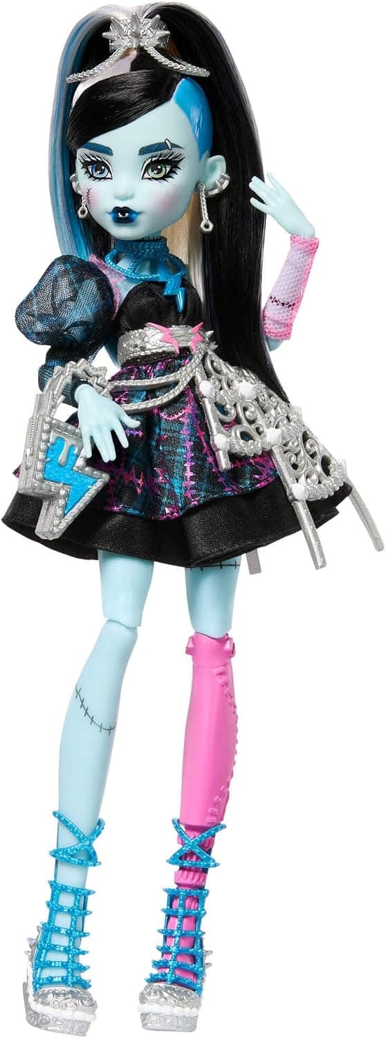 Monster High Cumplespantos Frankie Stein Muñeca con vestido de fiesta negro y accesorios temáticos como una invitación, un globo, un regalo, un pintalabios y mucho más, JBG75