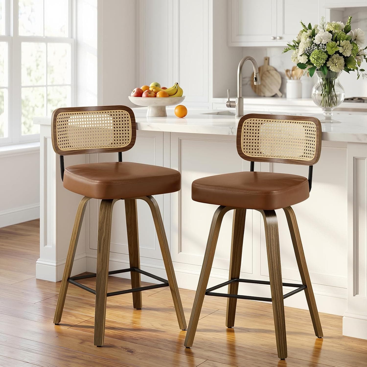 Bekrvio Juego de 2 taburetes giratorios de bar, 65 cm de altura de asiento, taburetes de bar con respaldo, cuero PU y 4 patas de madera de nogal, taburete de mostrador de estilo mid-century con