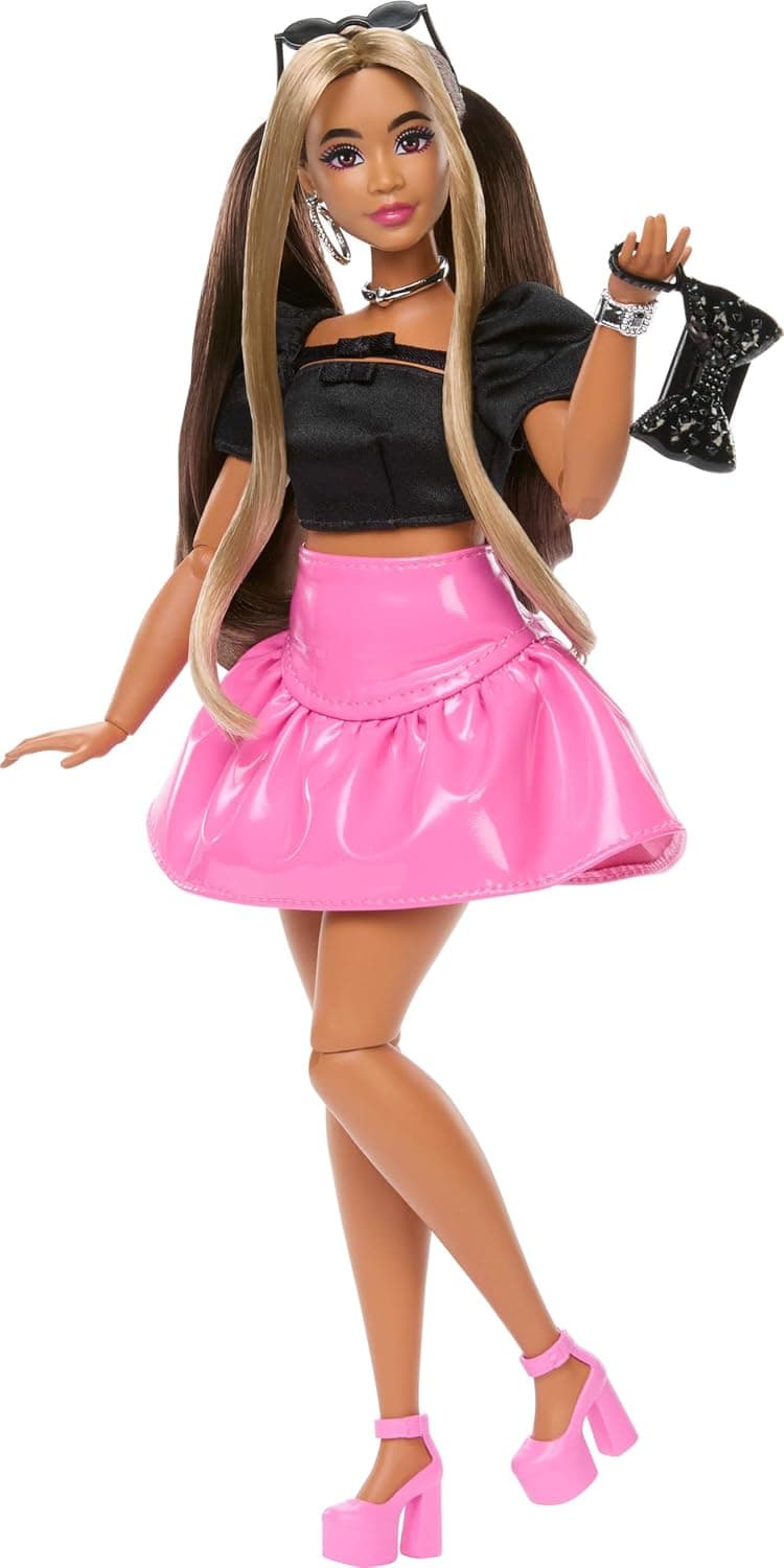 Barbie Deluxe Style Muñeca n.º 16 con falda Barbiecore de vinilo rosa