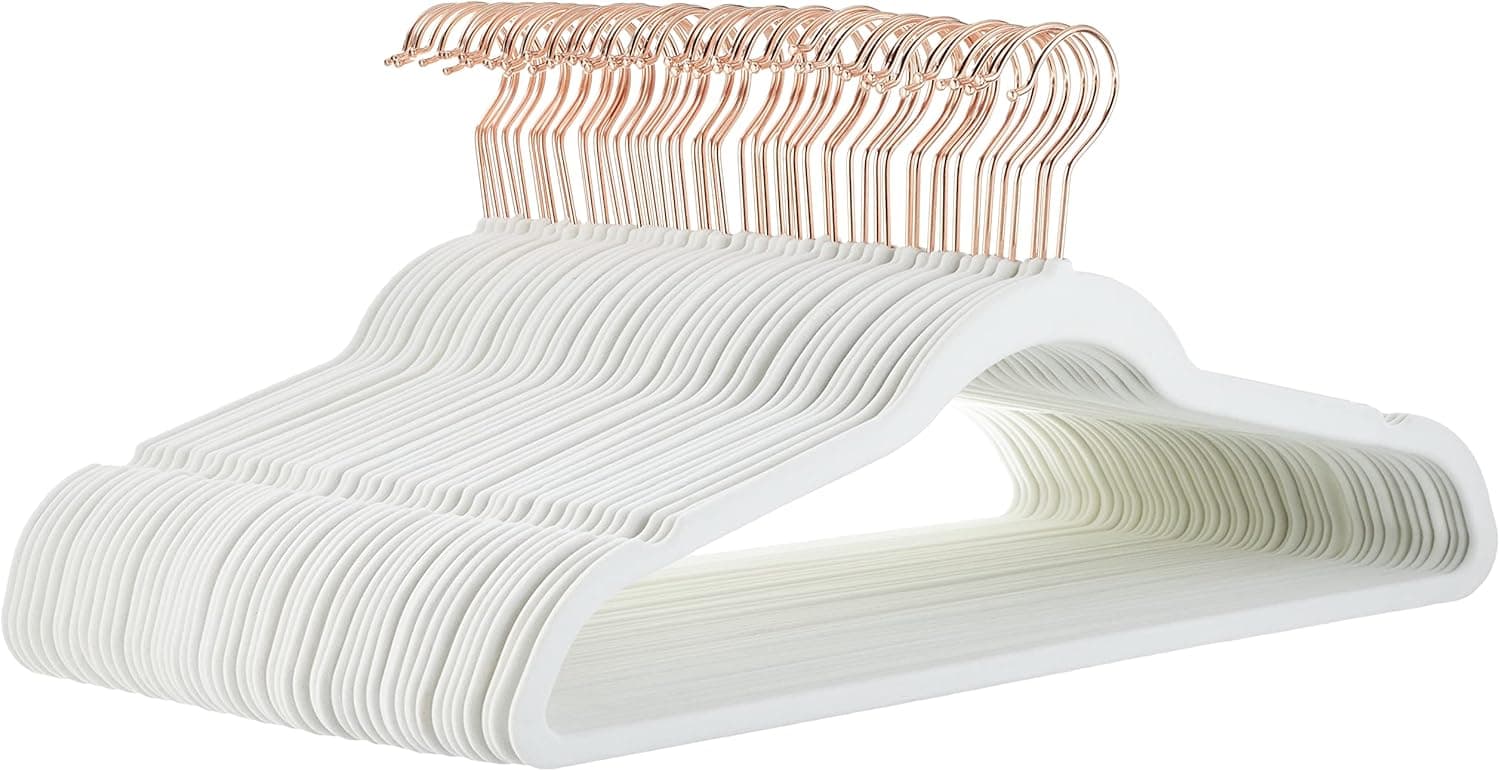 Amazon Basics perchas antideslizantes, delgadas, con acabado de terciopelo,Paquete de 50, Marfil/Dorado
