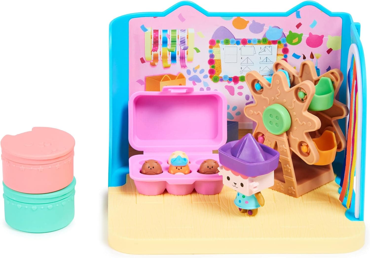 LA CASA DE MUÑECAS DE GABBY - SALA DE MANUALIDADES BEBÉ BOX con 1 Figura de Bebé Box, 2 Accesorios, 2 Caja Sorpresa y 2 Muebles - 6064151- Juguetes Niñas 3 años + - Regalo Niña 3 años +